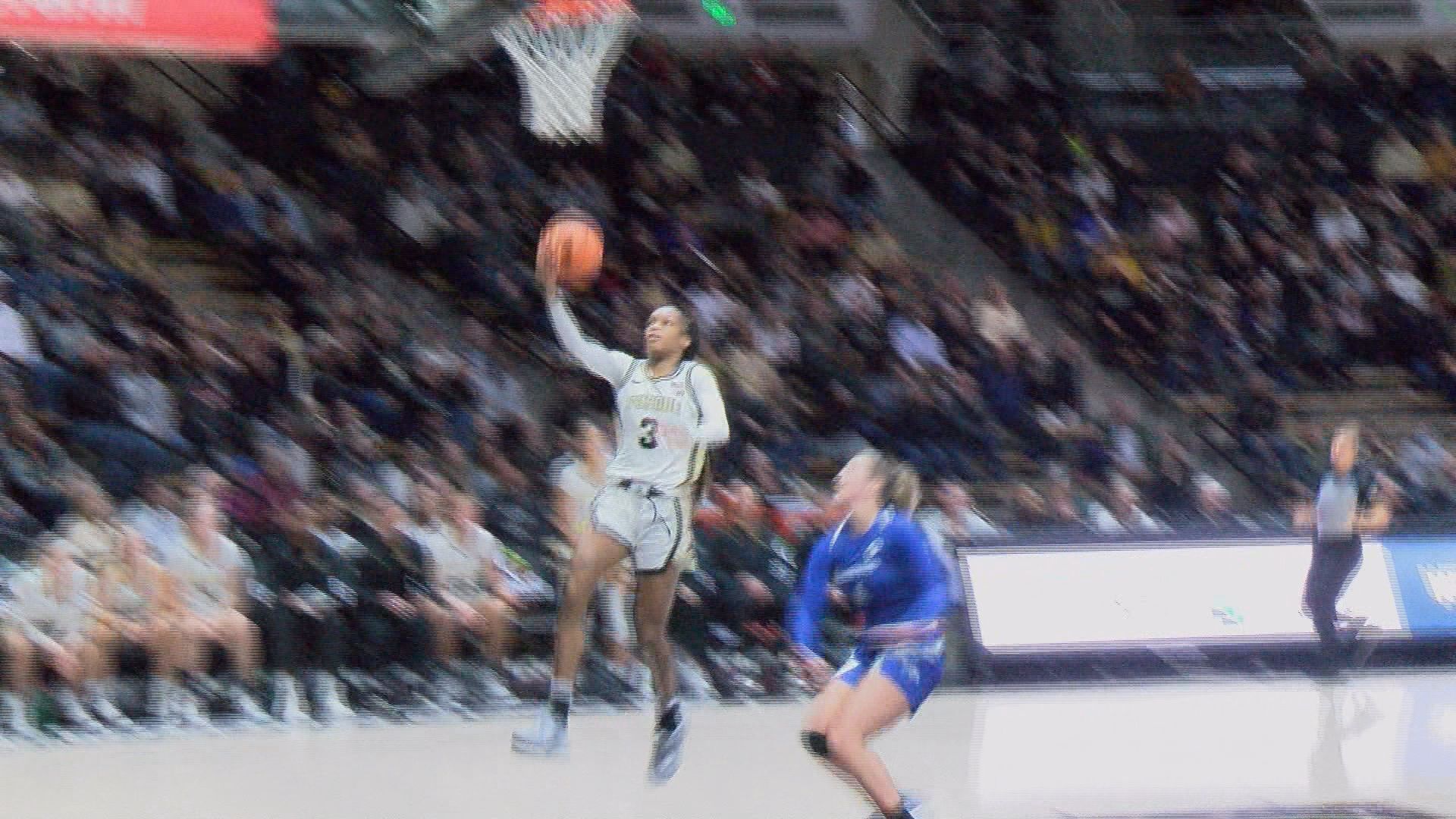 Jayla Smith scores on a breakaway layup